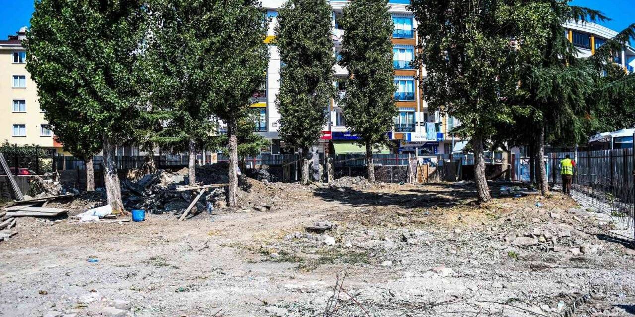 Esenyurt Orhangazi Mahallesi, meydan ve parka kavuşuyor