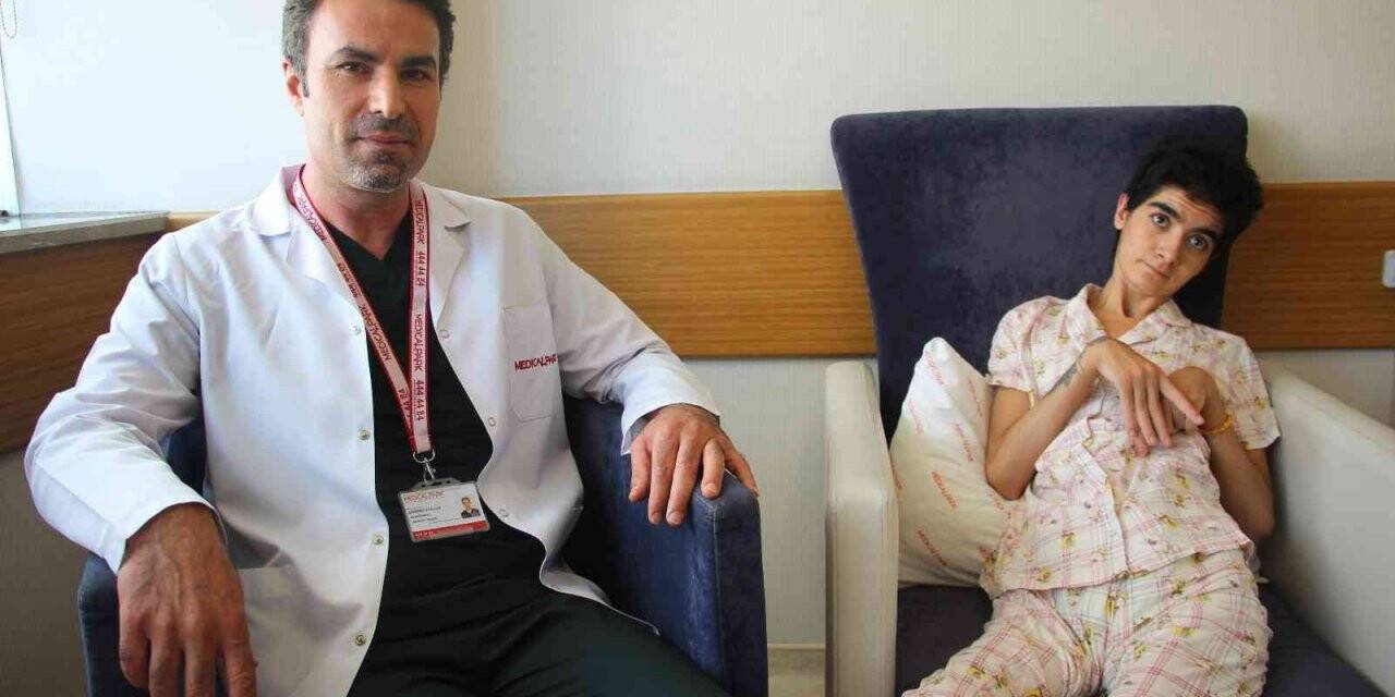 Kalbi durup bitkisel hayata giren genç kız kök hücre nakli ile hayata tutundu