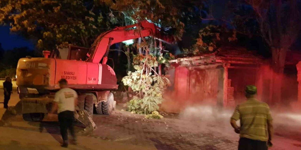 Metruk binada korkutan yangın