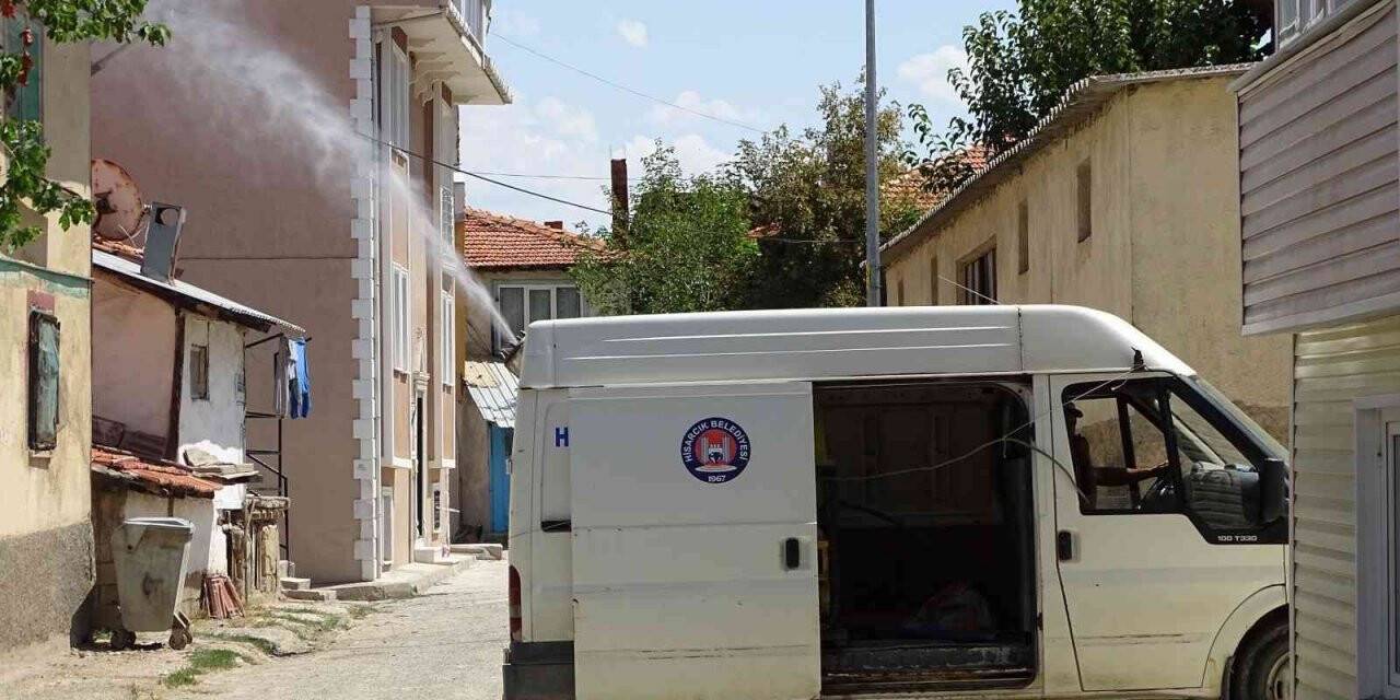 Hisarcık’ta haşere ilaçlama çalışmaları sürüyor
