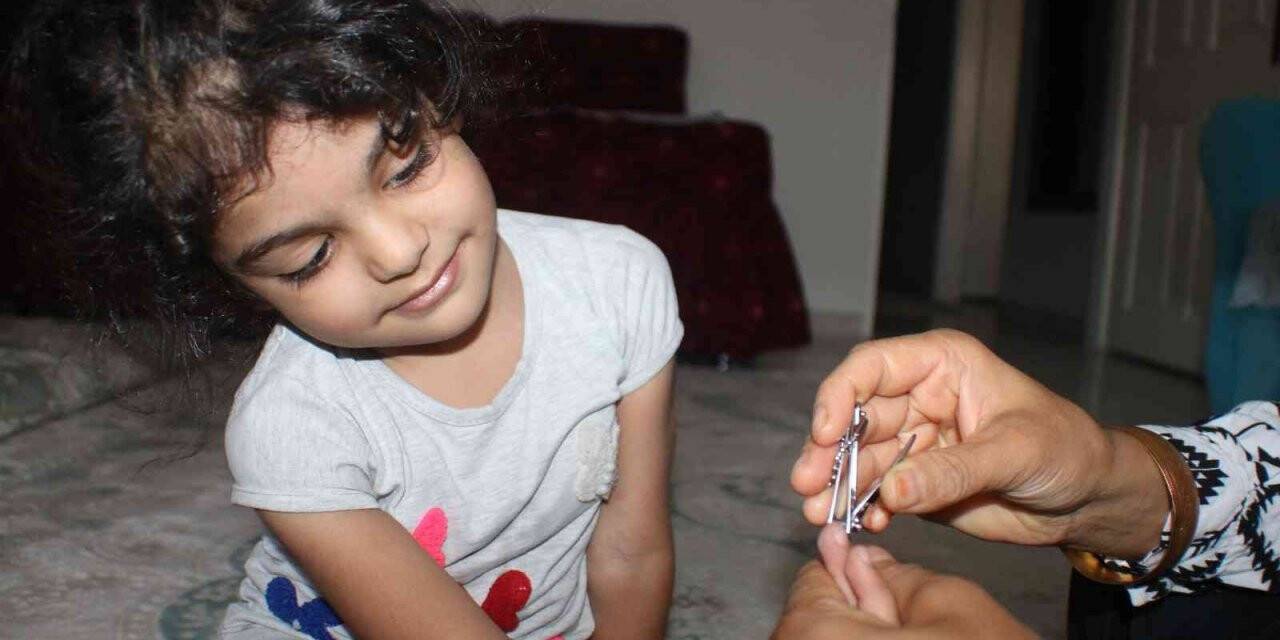 Evde kardeşler arası kıskançlık tırnak yeme alışkanlığına neden olabilir