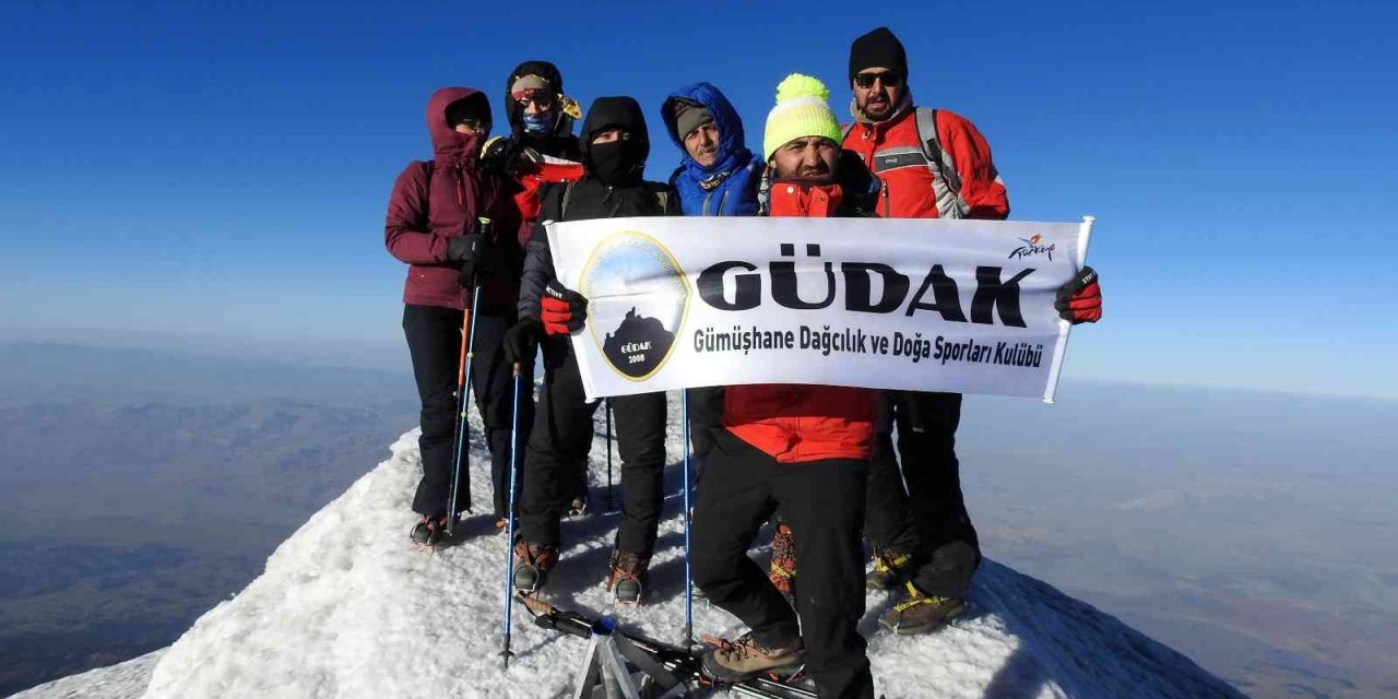 Gümüşhaneli dağcılar 10. kez Türkiye’nin çatısına çıktı