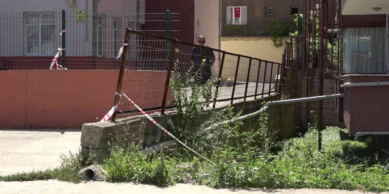 Okul ve apartman arasındaki yıkılma tehlikesi bulunan istinat duvarı risk oluşturuyor