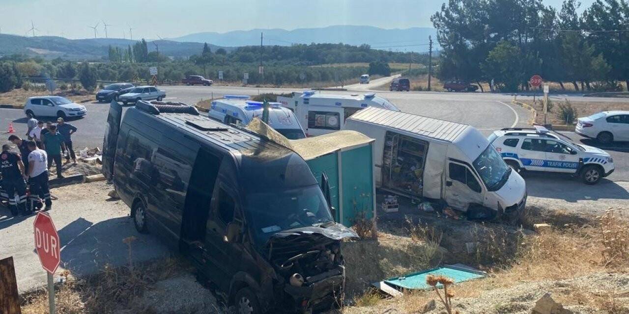 Kırkağaç’ta iki otomobil çarpıştı: 9 yaralı