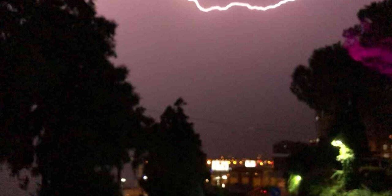 Doğu Karadeniz’de  yıldırımlar geceyi böyle aydınlattı