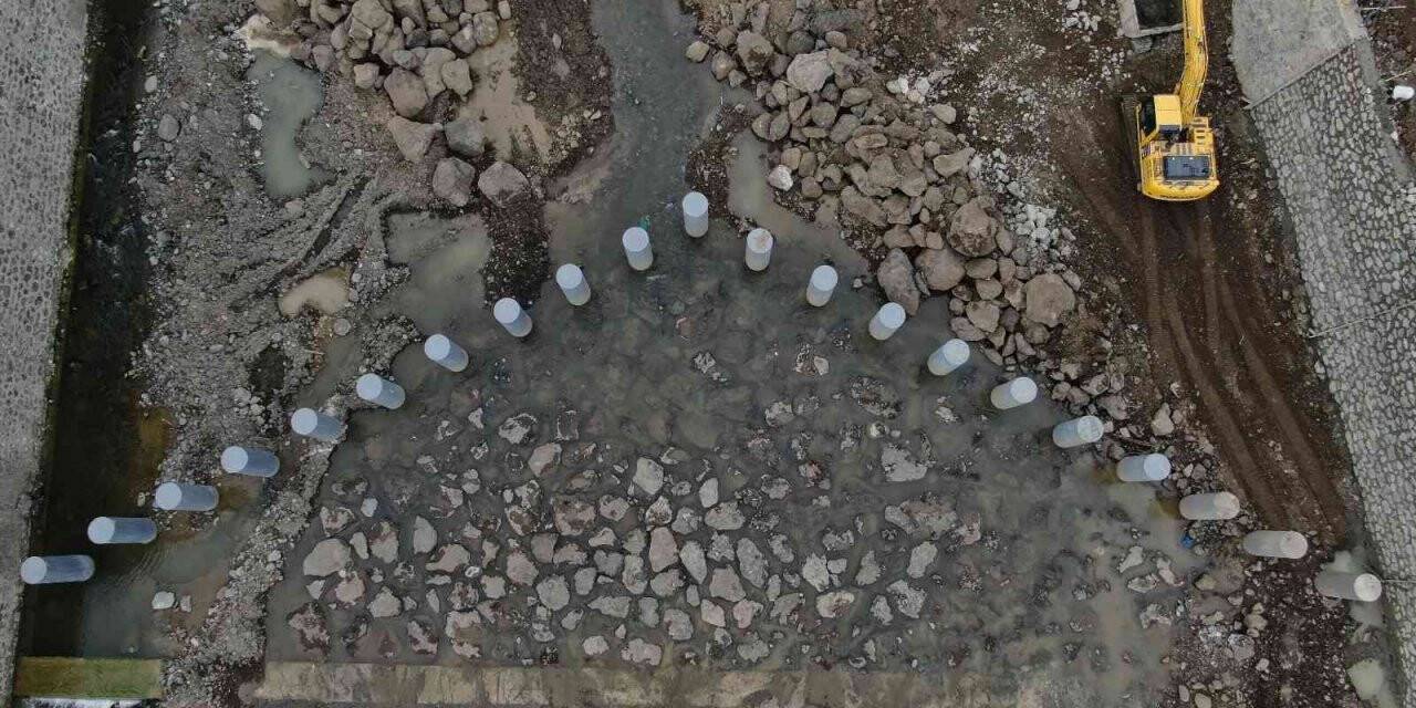 ’Tırmık’ sel sularının sürüklediği büyük kaya parçaları ve ağaç kütüklerine geçit vermeyecek