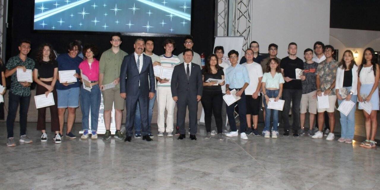 Efeler’de YKS’de dereceye giren öğrenciler ödüllendirildi