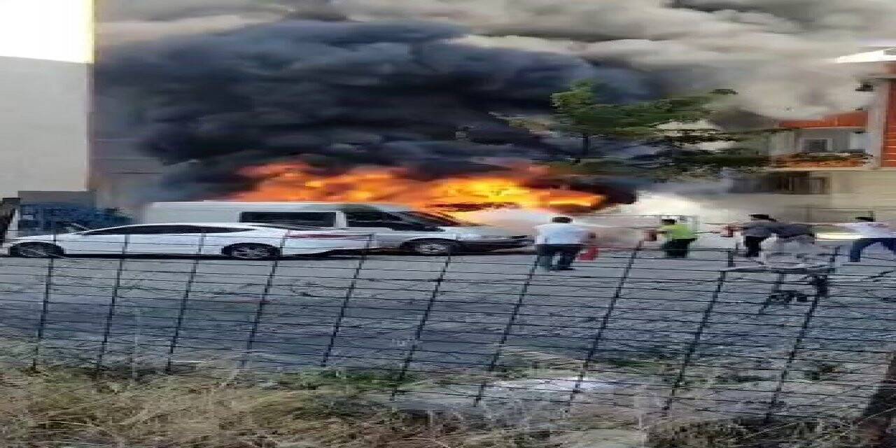 Park halindeki araç alev topuna döndü