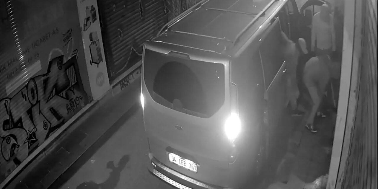 Alarm çalınca apar topar kaçtılar