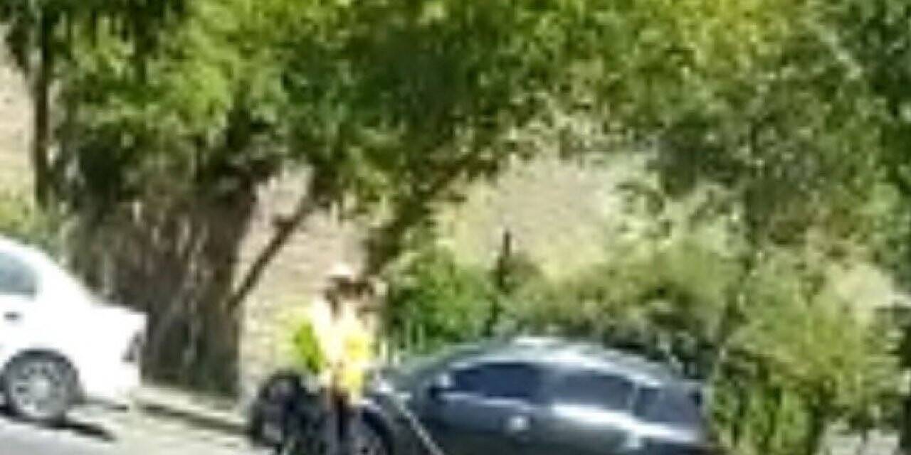 Yolunu bulamayan görme engelli vatandaşa polisten yardım eli