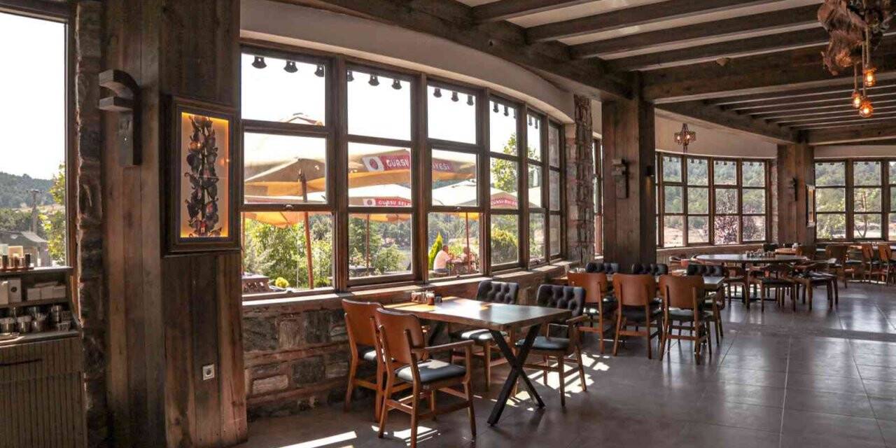 Gürsu’nun “Kırlangıç Sofrası” muhteşem manzarasında misafirlerini lezzetlerle buluşturuyor