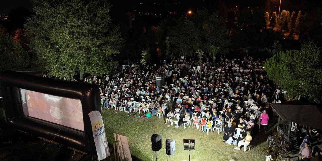 Bin çocuk hep birlikte açık hava sineması keyfini yaşadı