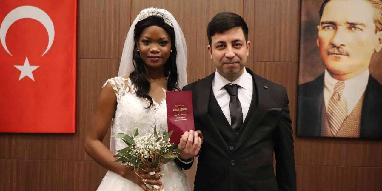 Uşak’a Fas’tan 171 gelin geldi