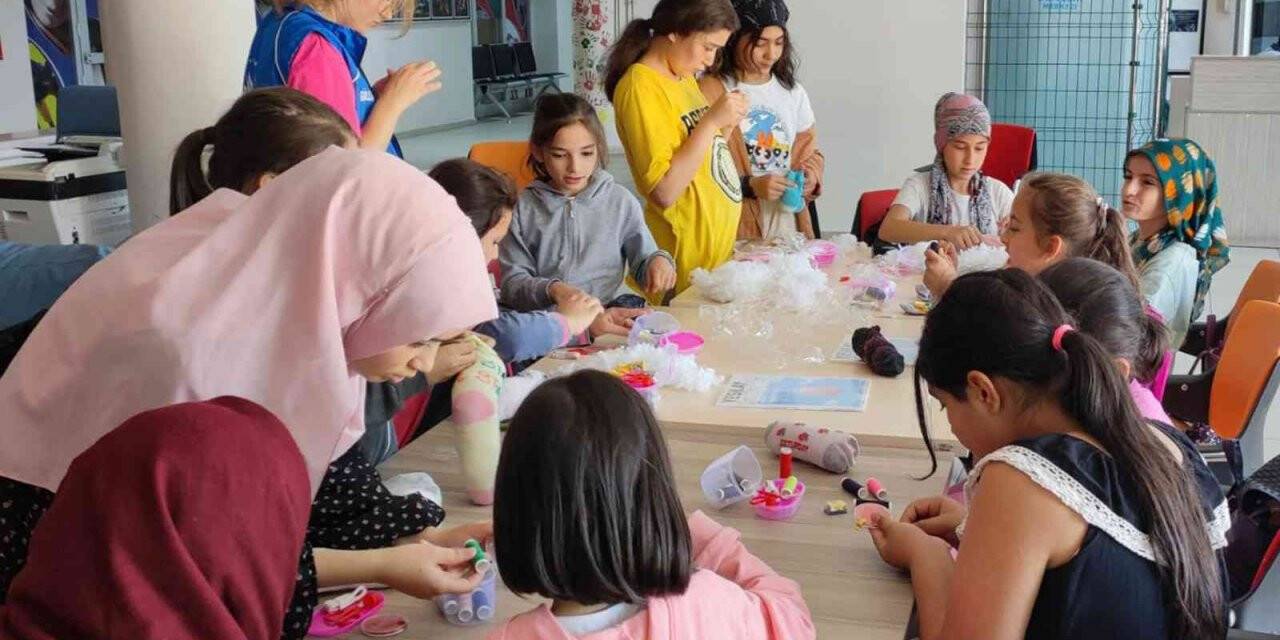 Atık malzemeler çocukların elinde süs eşyası ve oyuncak oldu