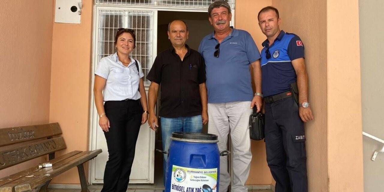 Burhaniye’ de atık yağlar sokak hayvanlarına mama olacak