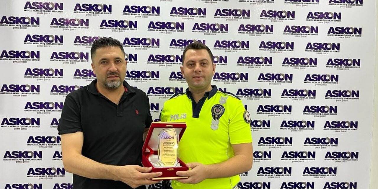 İş adamları derneğinden polis memuruna teşekkür plaketi