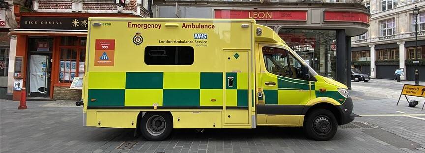 İngiltere’de 90 yaşındaki kadın 40 saat ambulans bekledi