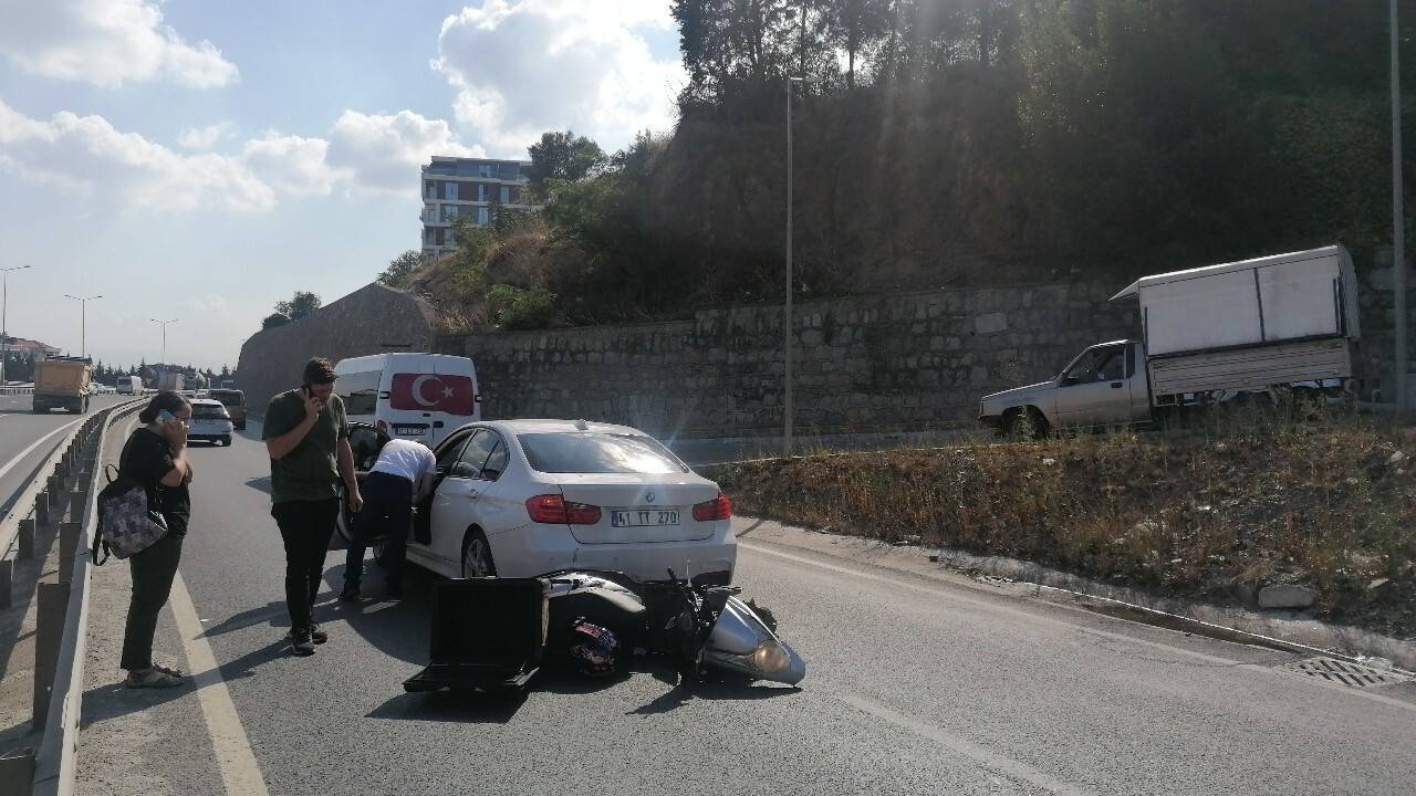 Otomobil ile çarpışan motosikletli ağır yaralandı