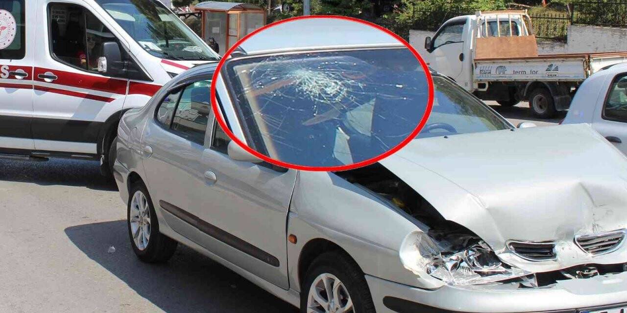 Kaza yapan araçta kafasını cama çarpan yolcu yaralandı
