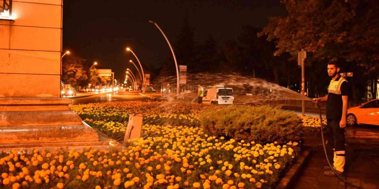 Başkentte gece temizlik timleri iş başında