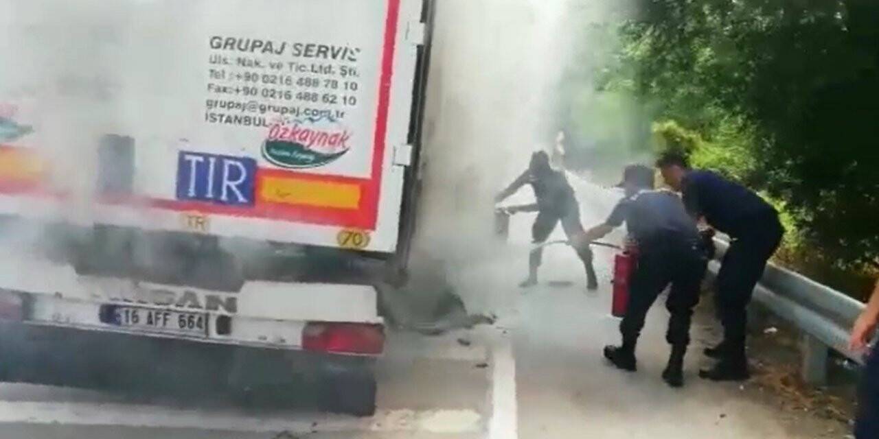 Tekeri patlayarak alev alan tır güvenlik kamerasına yansıdı