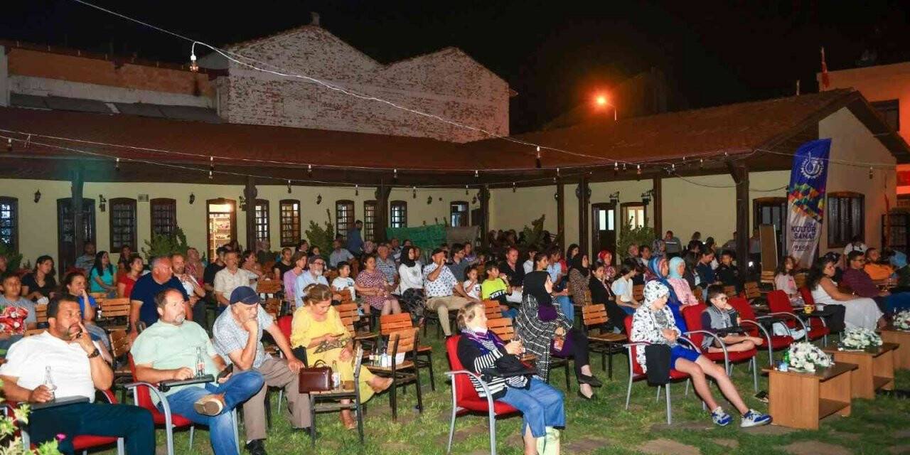 Uşak Belediyesi hemşerilerine yazlık sinema keyfi yaşattı