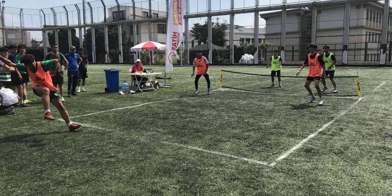 Fatih’te ayak tenisi turnuvası düzenlendi