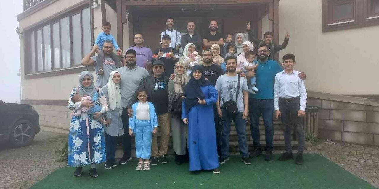 Arap turistler kazadan önce kaldıkları turistik tesis önünde toplu fotoğraf çektirmişler