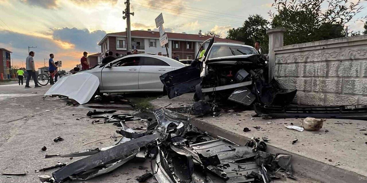 Lüks otomobiller mahalle arasında çarpıştı: 4 yaralı