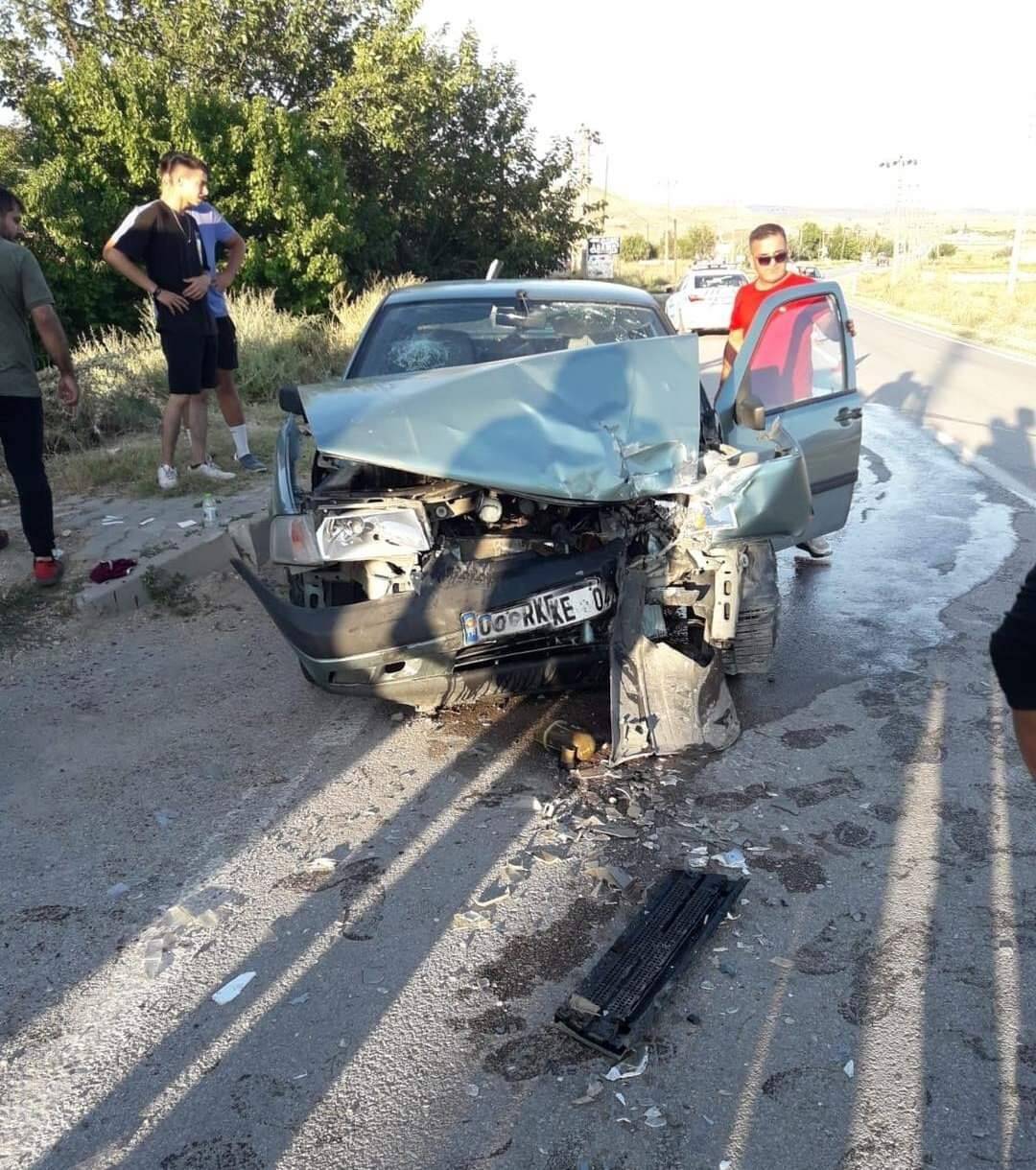 Ankara’da otomobil traktöre çarptı: 2 ağır yaralı