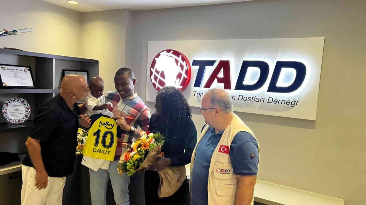 Marmaray’da Afrikalı bebeği sevdi, sosyal medyada gündem oldu, aileyle buluştu