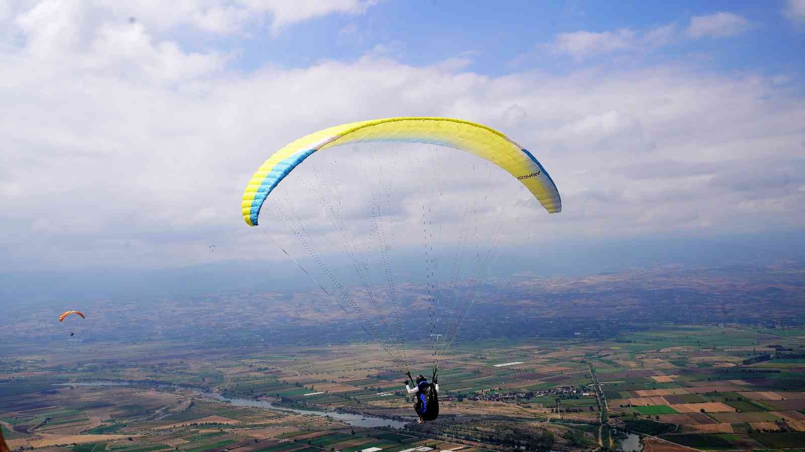 Yamaç paraşütü yarışları renkli görüntülere sahne oldu