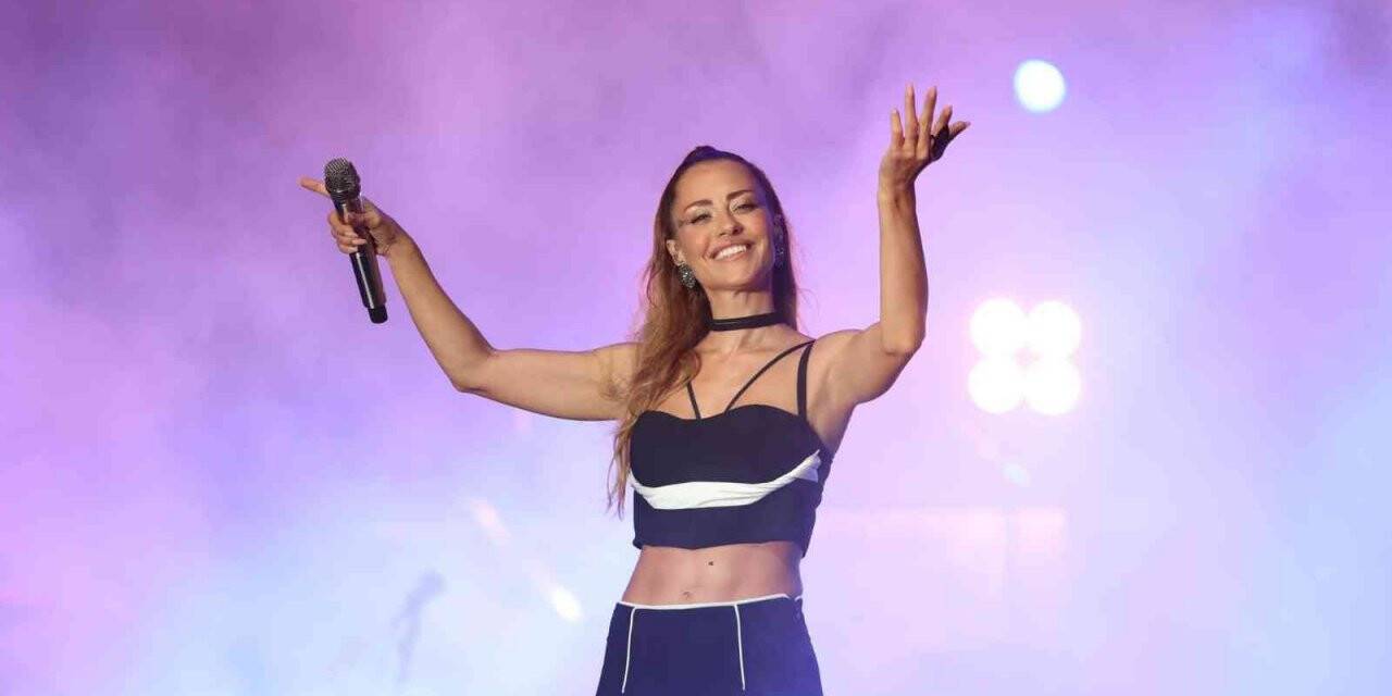 Kum Zambağı Festivalinde Derya Uluğ sahne aldı