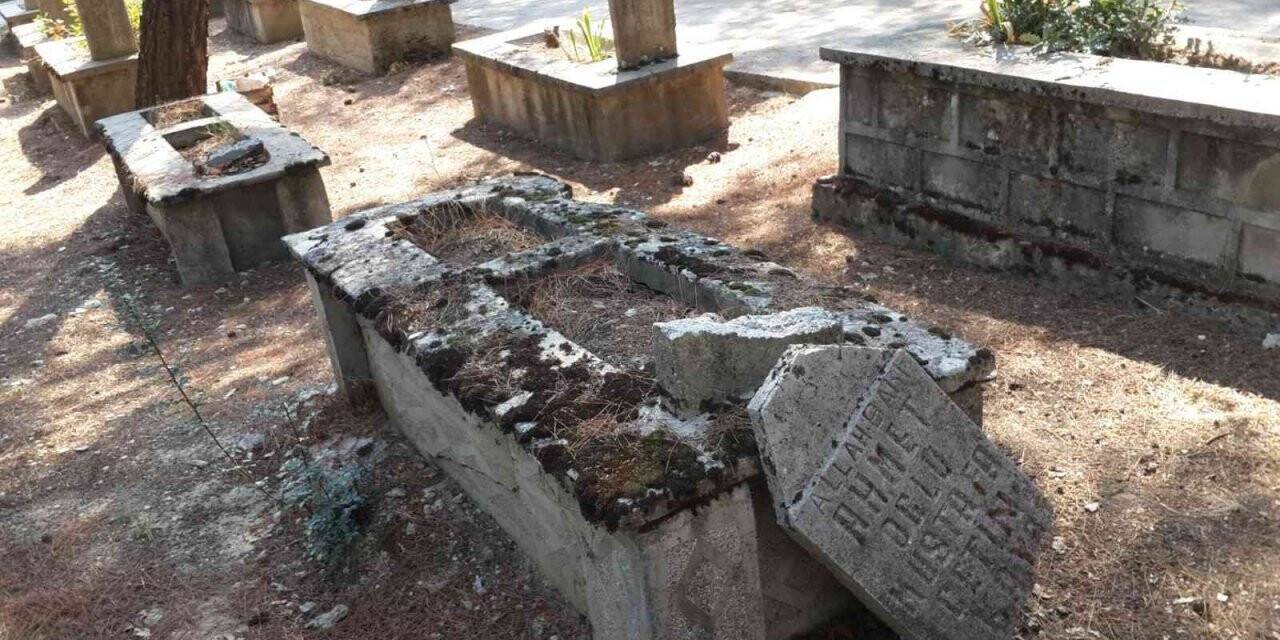 Defalarca onarılan mezar taşların kırılması vatandaşı çileden çıkardı