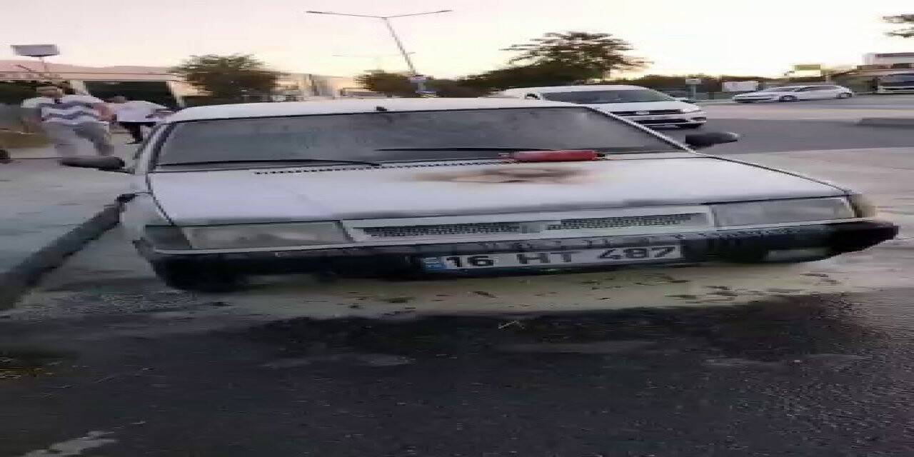 Arnavutköy’de seyir halindeki otomobil alev aldı, vatandaşlar yangın tüpüyle müdahale etti