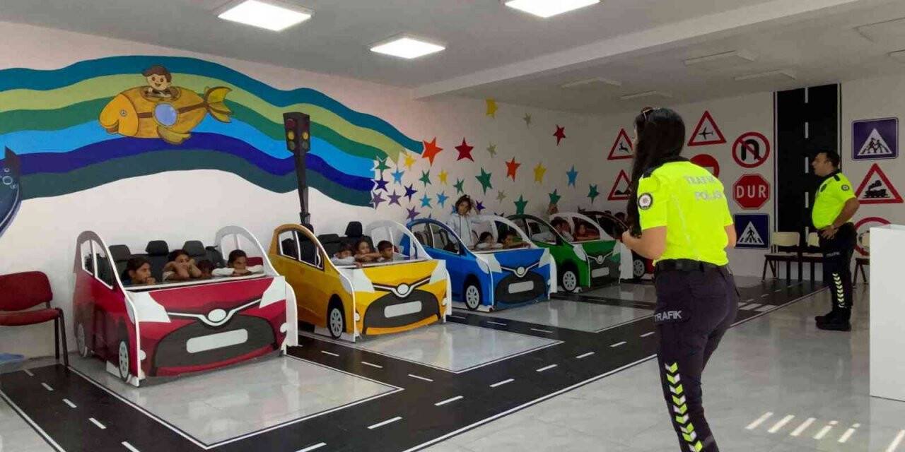 Ailelileri fındık bahçesinde, çocuklar eğitimde