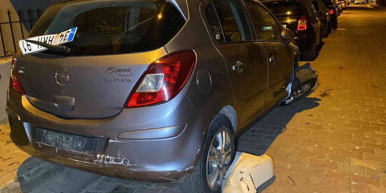 Küçükçekmece’de polisten kaçan otomobil park halindeki araçlara çarptı