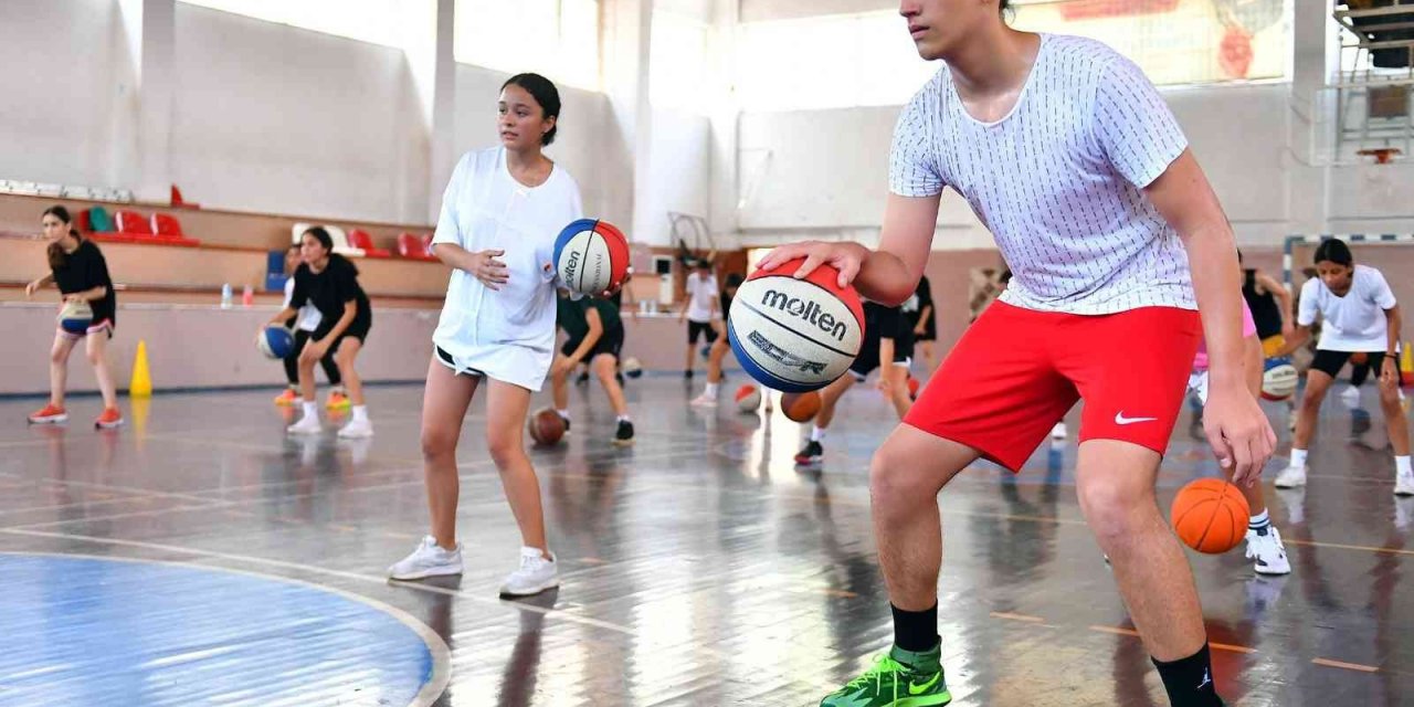 Mersin’de ücretsiz basketbol kursu ile gençler yeteneklerini keşfediyor