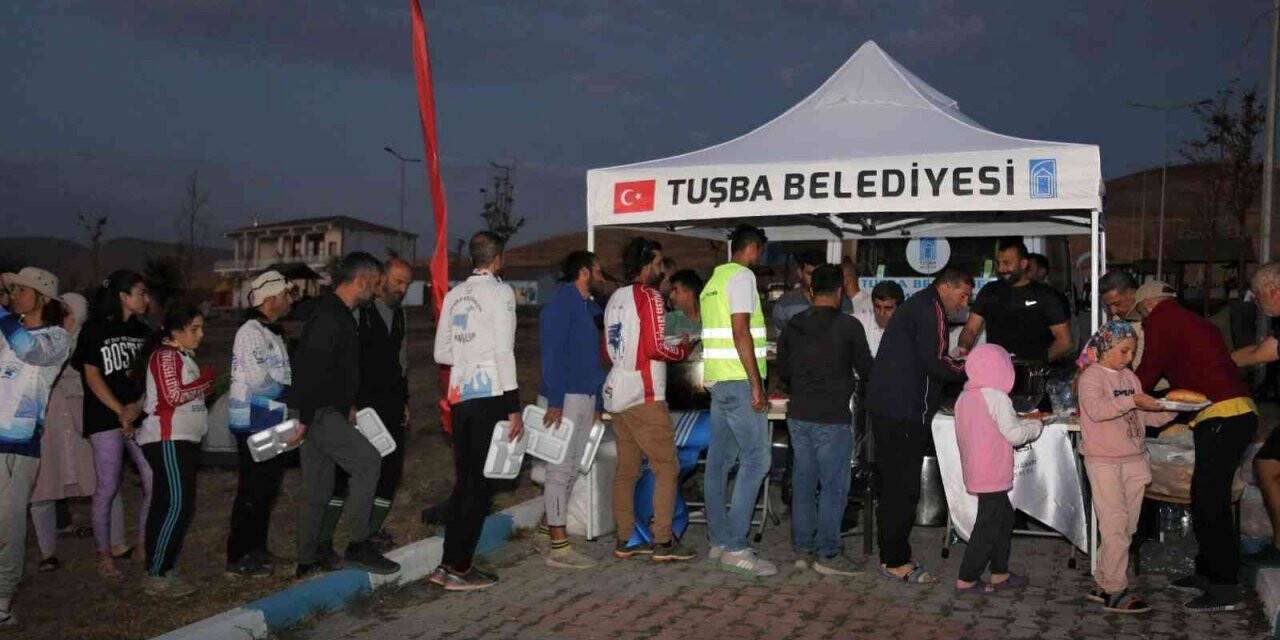 Bisikletçiler  Tuşba Belediyesi Halk Plajında konakladı