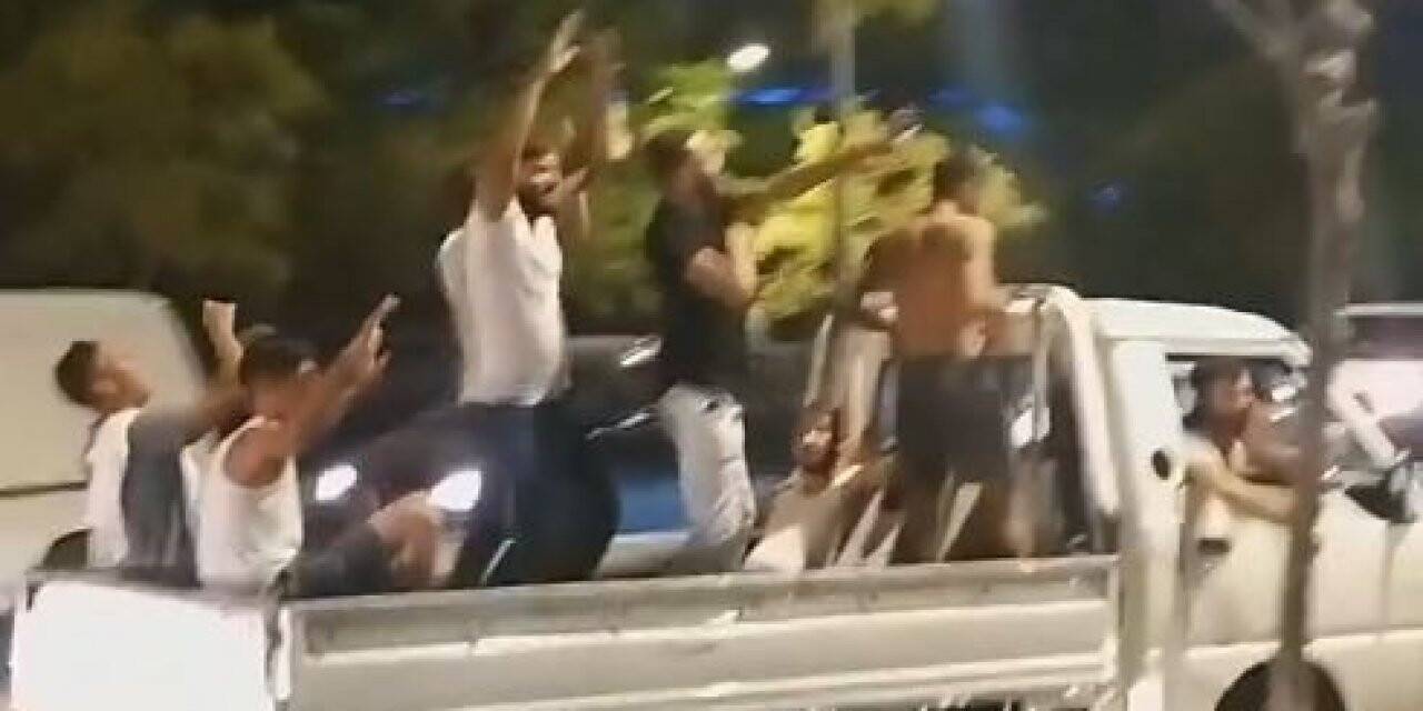 Seyir halindeki kamyonetin üzerini diskoya çevirdiler