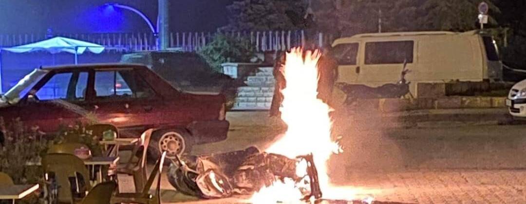 Seyir halindeki motosiklet alev aldı