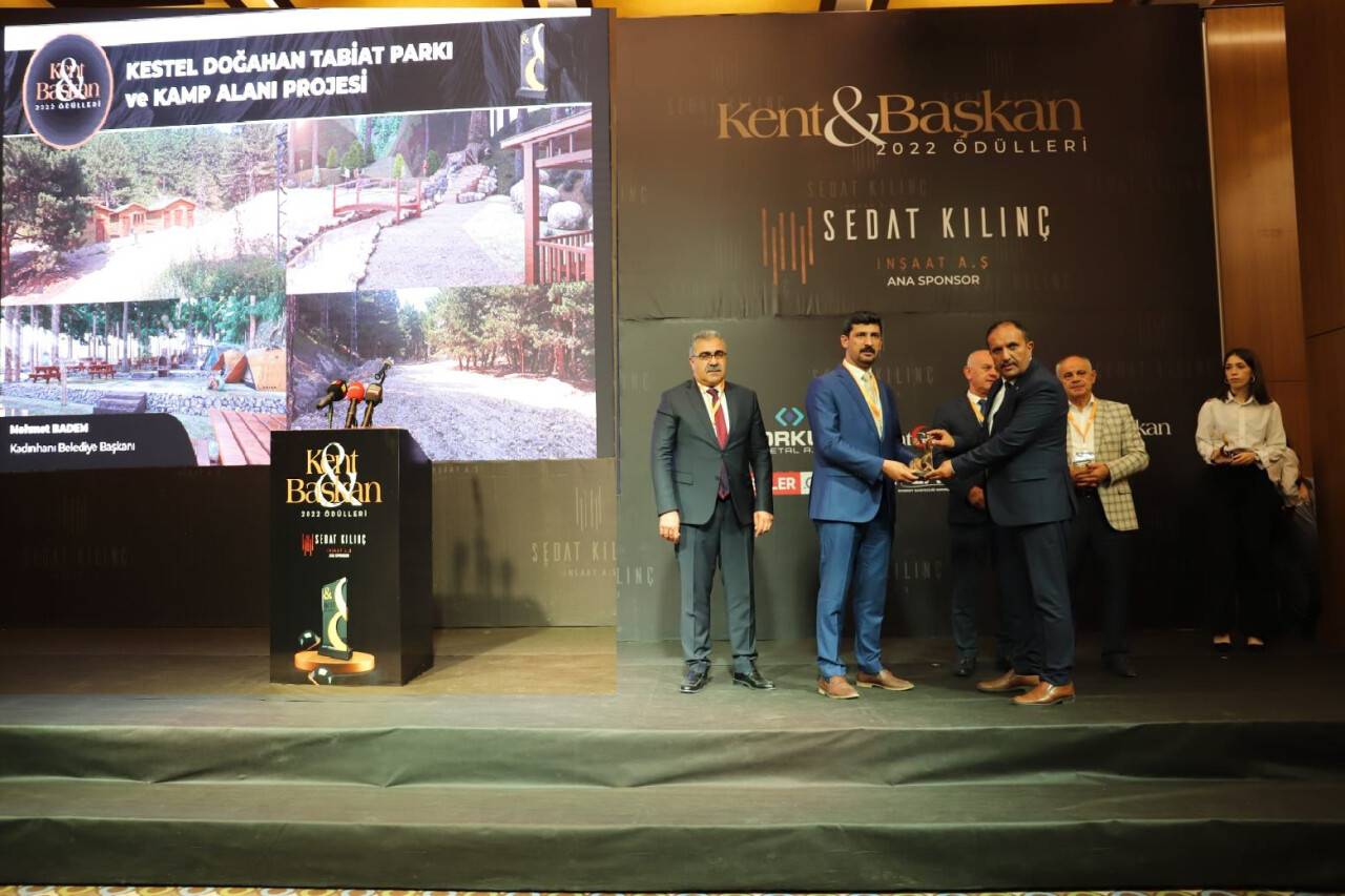 Kadınhanı Belediye Başkanı Mehmet Badem'e Kent Başkan Dergisi tarafından ödül