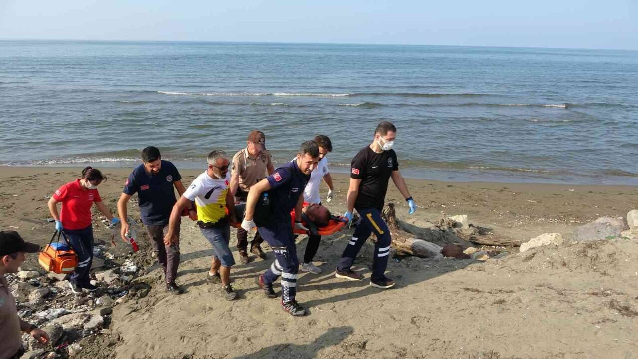 Yamaç paraşütü kumsala düştü: 2 yaralı