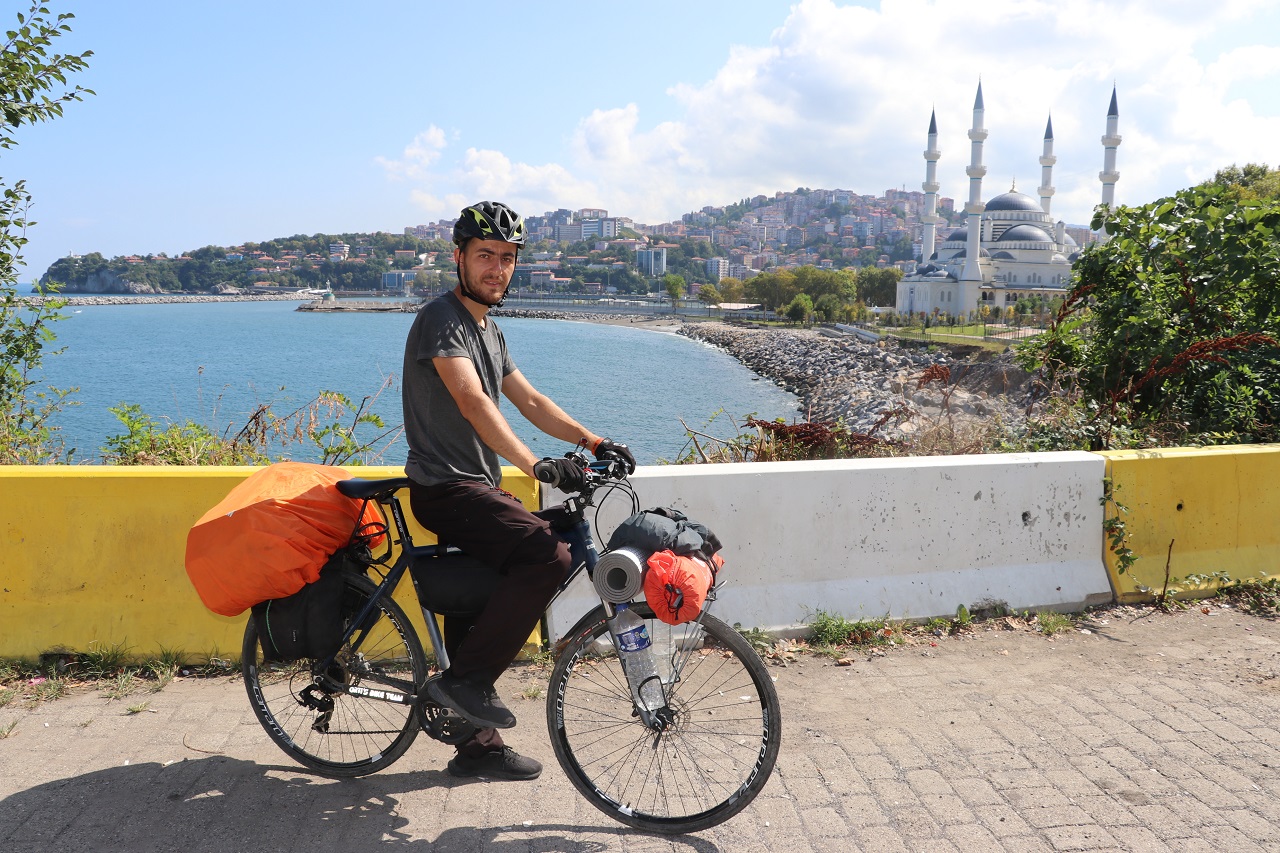 Bisikletiyle seyahate çıkan genç KYK yurtlarında konaklıyor