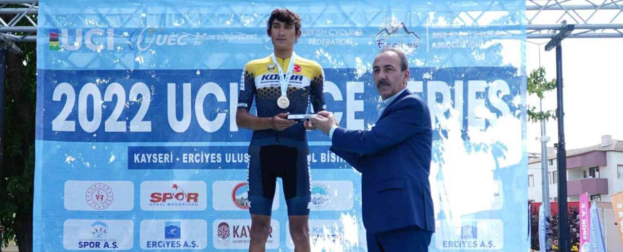 Konya Büyükşehirli bisikletçi kürsüde