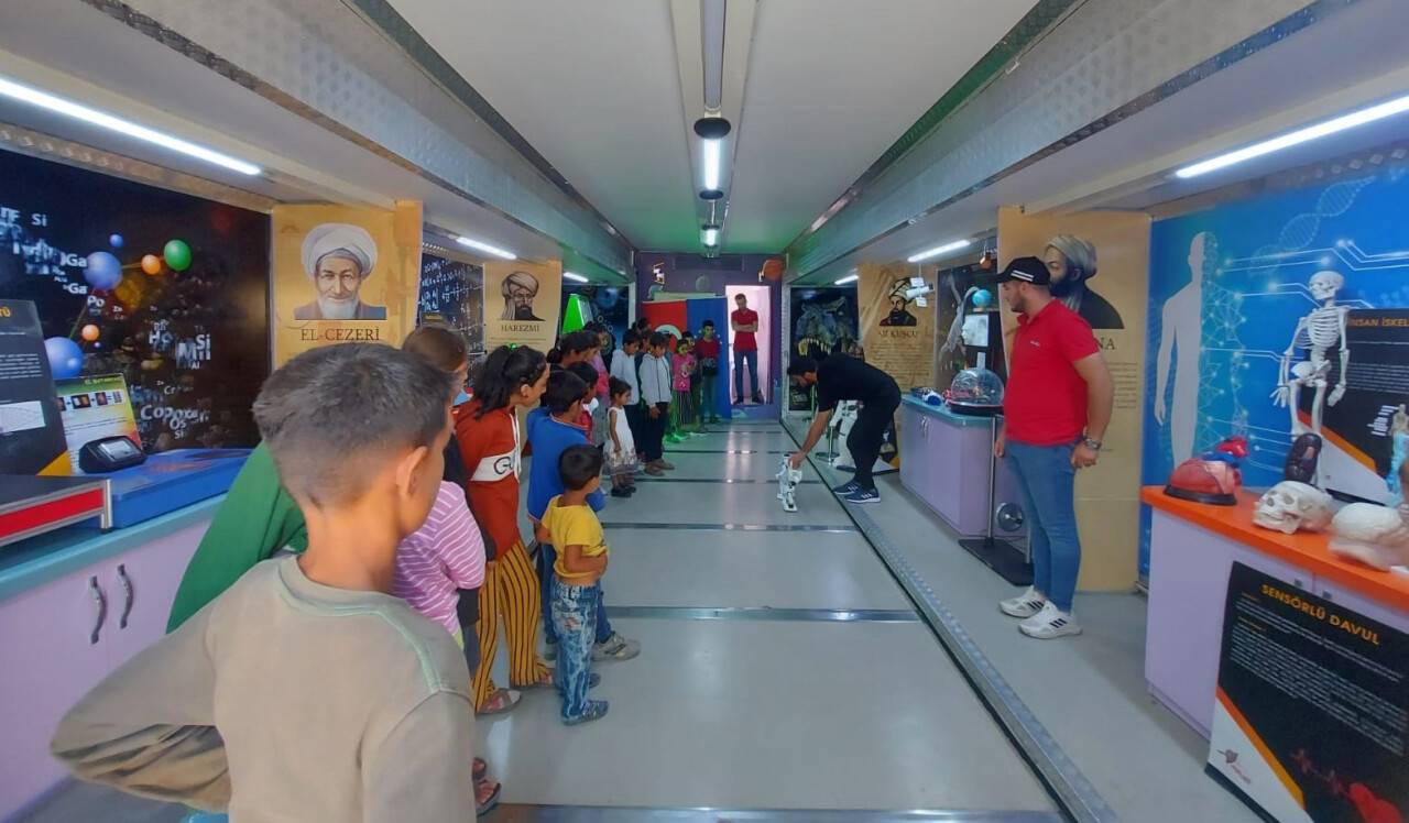 Mevsimlik işçilerin çocukları Bilim Tırı’yla tanıştı