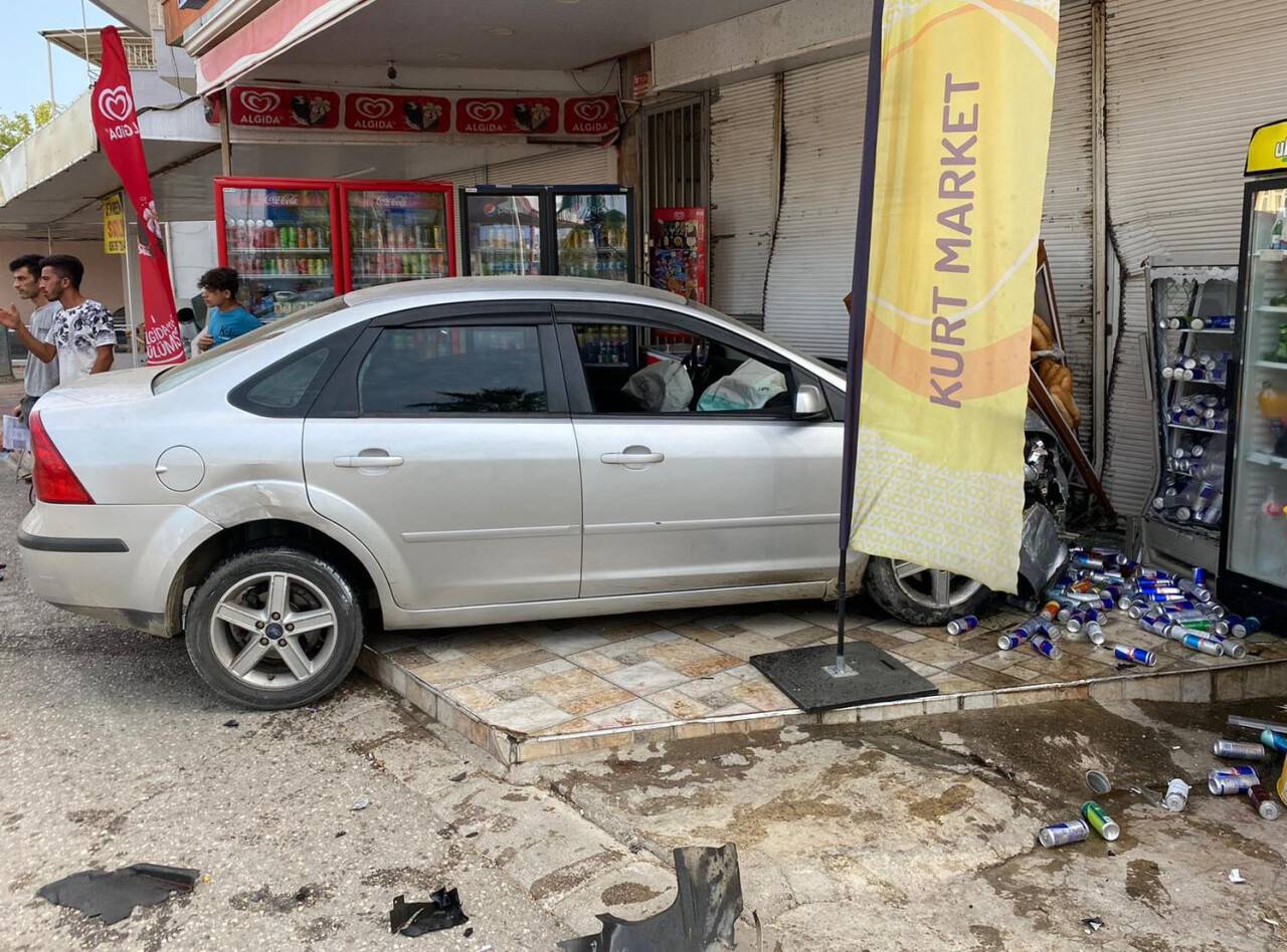 Kaza yapan otomobil markete daldı