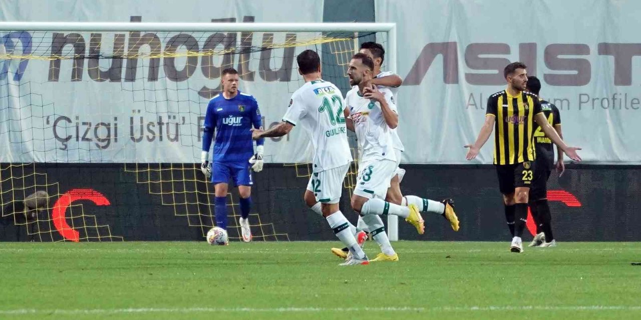 Spor Toto Süper Lig: İstanbulspor: 0 - Konyaspor: 2 (İlk yarı)