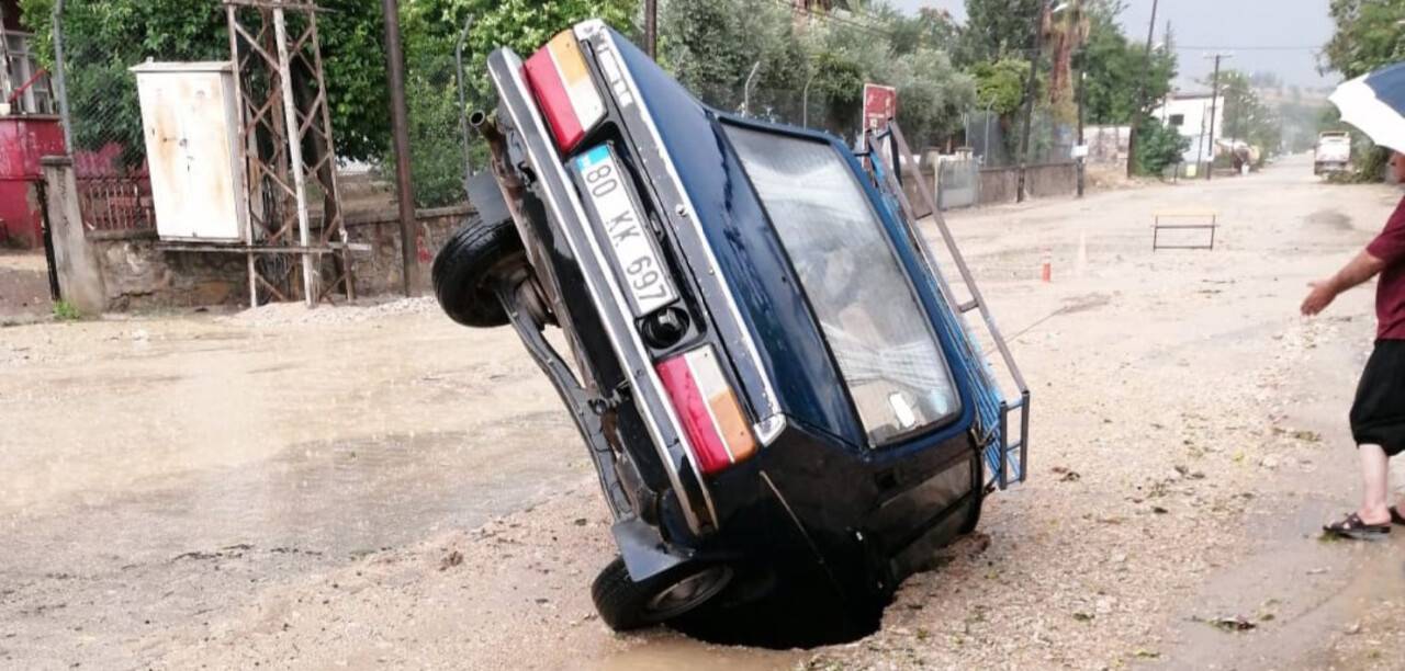 Yol çöktü, otomobil içine düştü