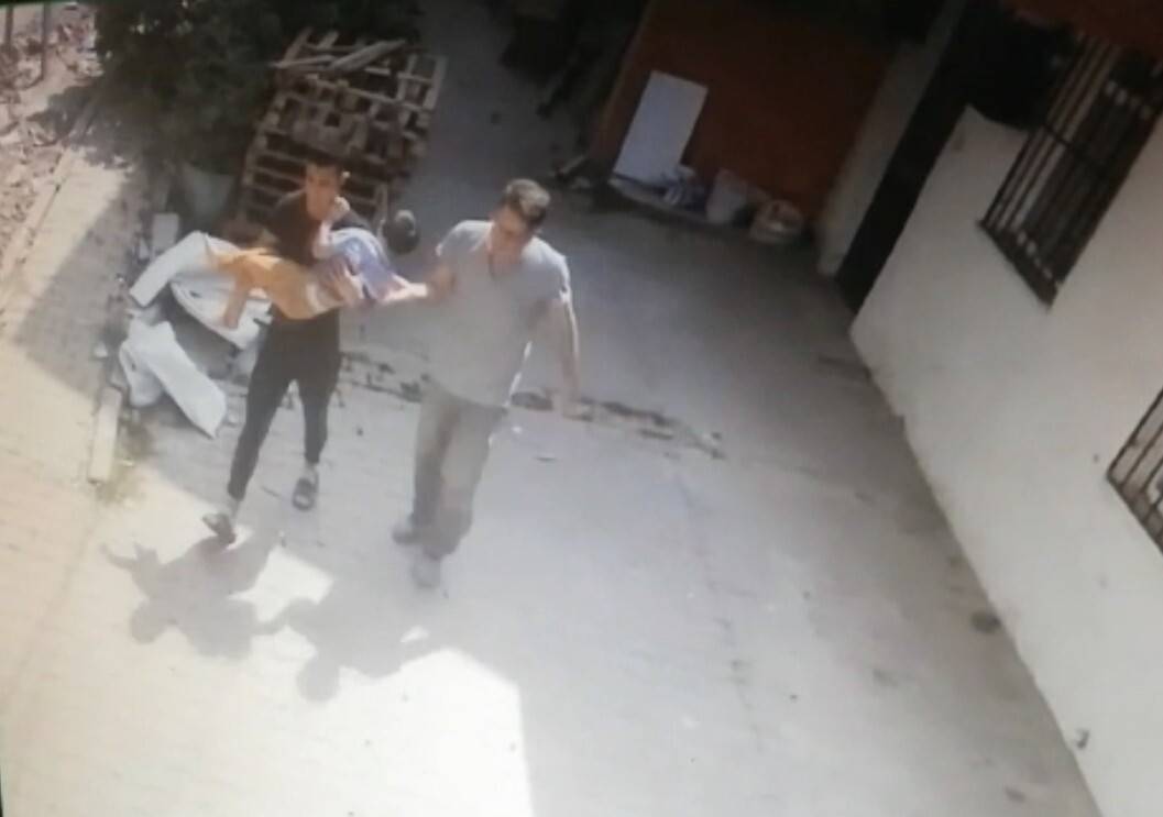 İstanbul’da dehşet anları kamerada: Balkondan düşen çocuğunu kucağında taşıdı